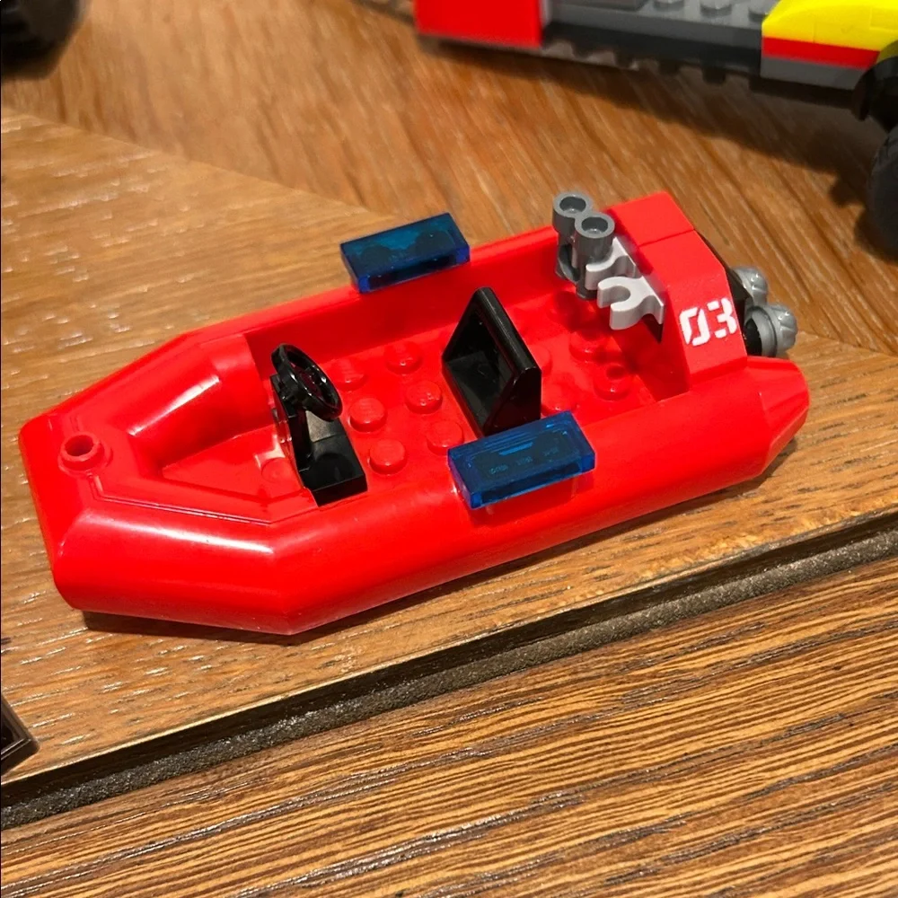LEGO 60412 4x4 Fire Truck with Rescue Boat retired - Picture 9 of 16